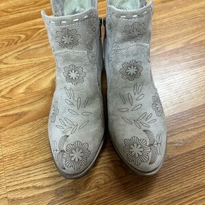 Very G Floral Patterned Tan Ankle Boots